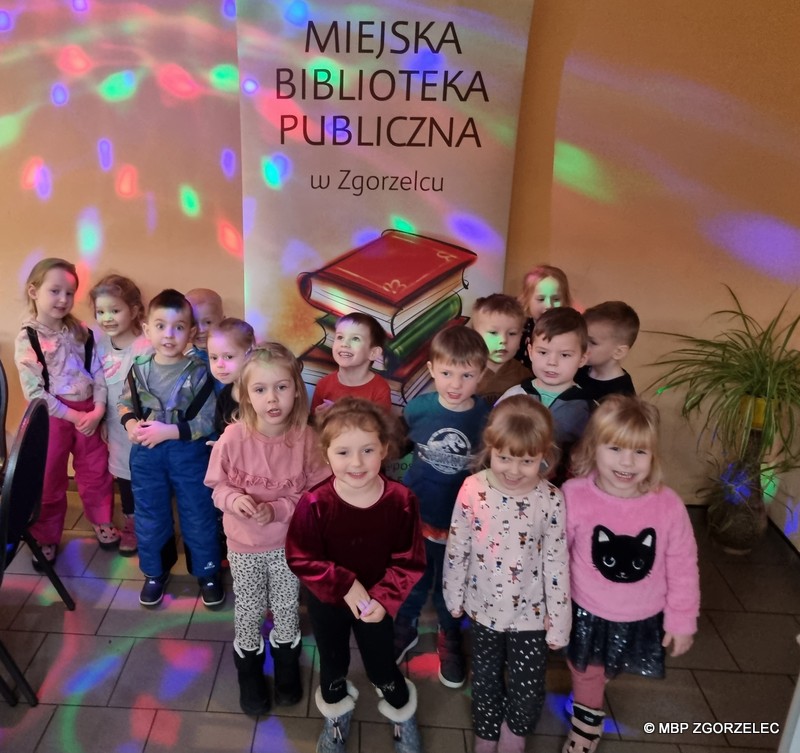 Grupowe zdjęcie dzieci przy roll-upie z napisem Miejska Biblioteka Publiczna w Zgorzelcu. Zdjęcie jest odnośnikiem do wpisu 