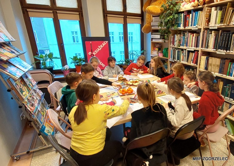 Warsztaty plastyczne w czytelni Oddziału dla Dzieci i Młodzieży podczas DKK