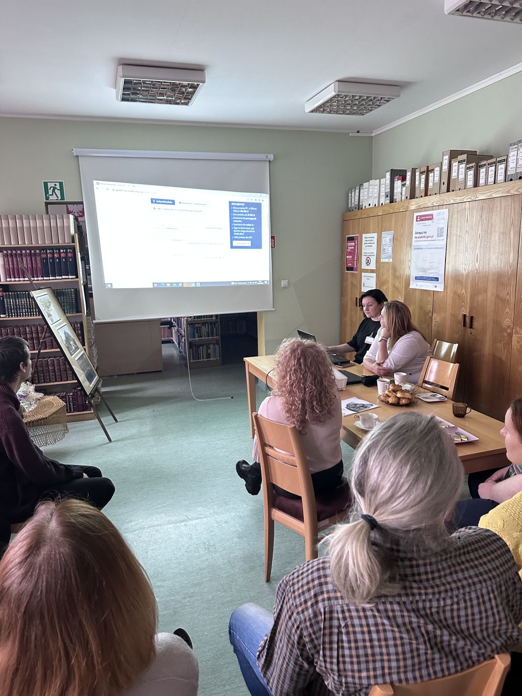 Szkolenie dla bibliotekarzy przeprowadzone przez pracowników Urzędu Skarbowego w Zgorzelcu. Zdjęcie jest odnośnikiem do wpisu "Szkolenie dla bibliotekarzy".