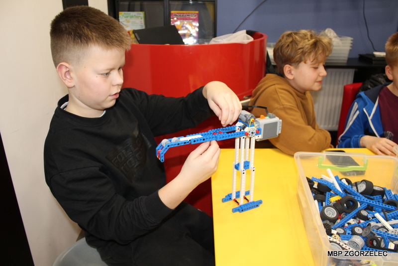 Dzieci prezentują wykonane modele z klocków lego