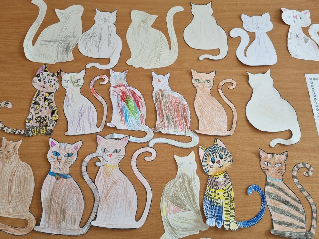 Kolorowe koty, prace wykonane podczas zajęć plastycznych przez pięciolatki.