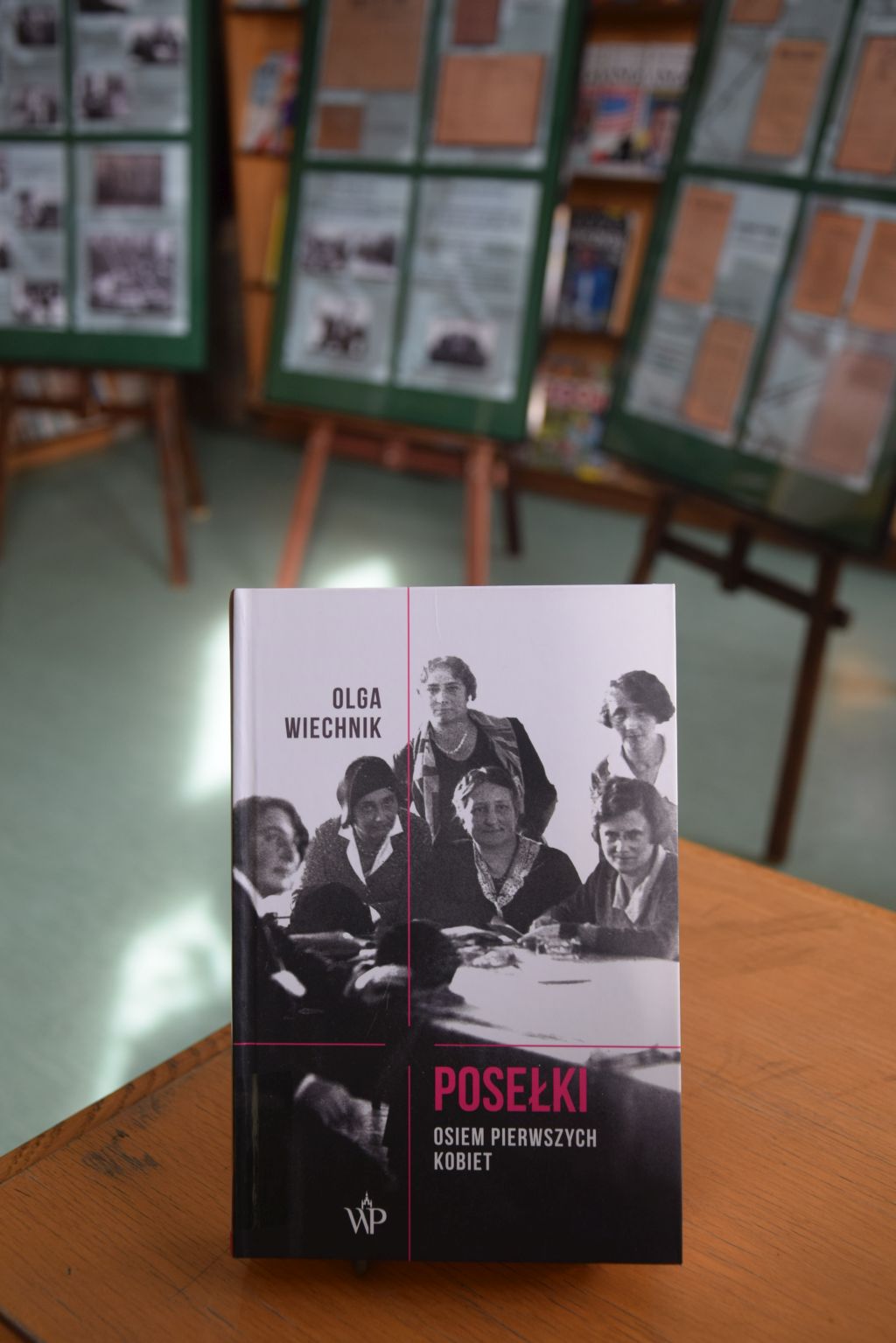 Okładka książki: Olga Wiechnik, "Posełki Osiem pierwszych kobiet", Wydawnictwo Poznańskie, Poznań 2019.
