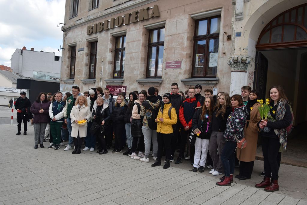 Zdjęcie grupowe uczestników Akcji Żonkile przed Biblioteką.