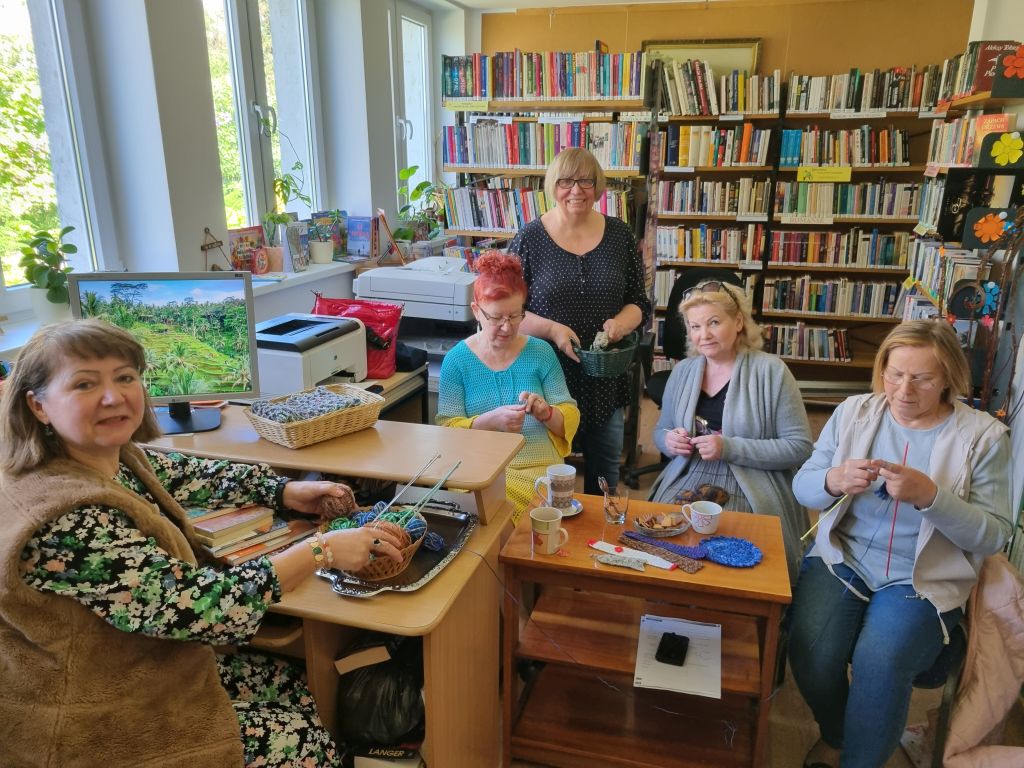 Biblioteka Aktywnego Seniora, spotkanie miłośniczek szydełkowania.