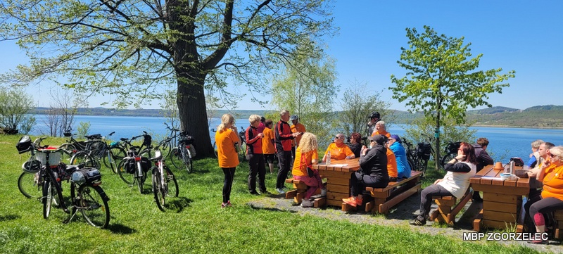 Uczestnicy rajdu podziwiają jezioro Berzdorfer See