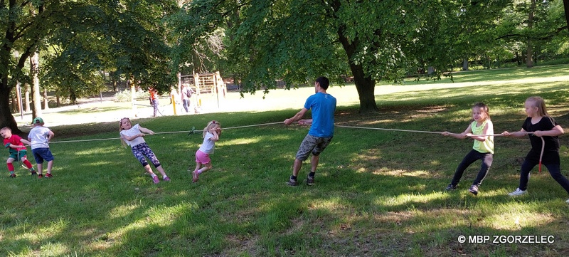 Na terenie otaczającym Fort Bolka i Lolka jest siedem osób. Dzieci bawią się w przeciąganie liny.