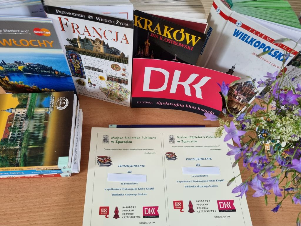 Wystawa książek i podziękowań dla klubowiczów podczas spotkania DKK. Zdjęcie jest odnośnikiem do wpisu "Książki na wakacje".