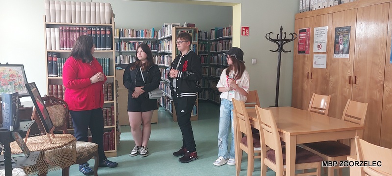 Młodzież podczas zwiedzania Miejskiej Biblioteki Publicznej w Zgorzelcu