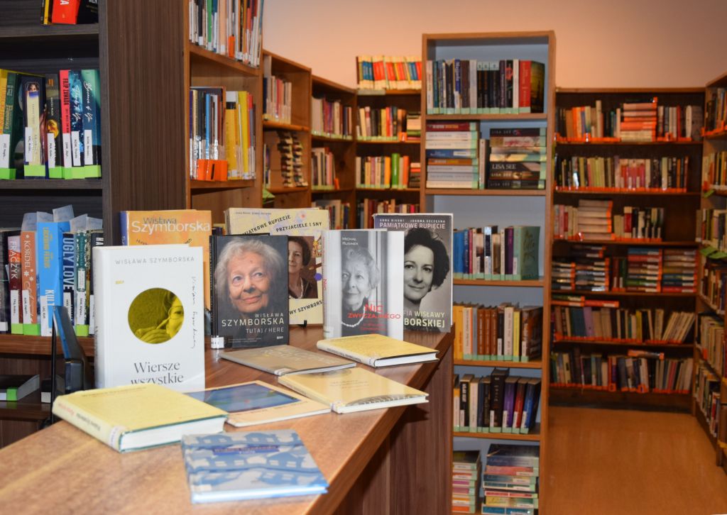 Wystawka książek w Wypożyczalni MBP. Zdjęcie jest odnośnikiem do wpisu "Setna rocznica urodzin Wisławy Szymborskiej".