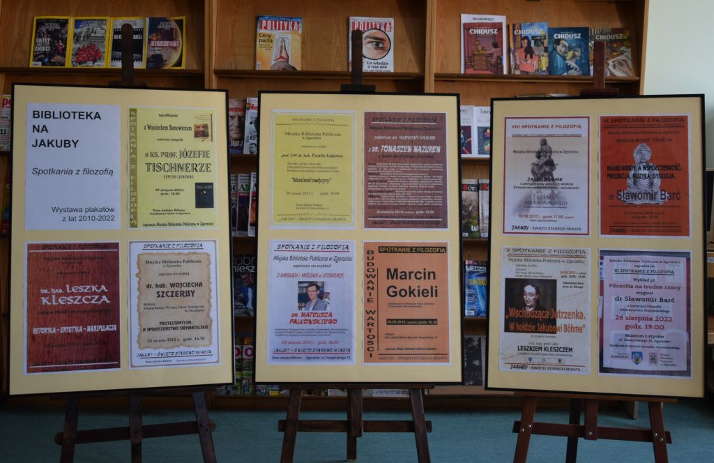 Wystawa plakatów w Czytelni MBP. Zdjęcie jest odnośnikiem do wpisu "Biblioteka na Jakuby 2023".