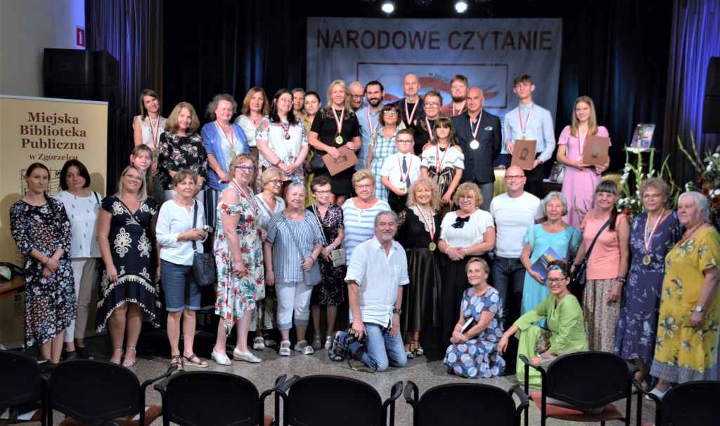 Zdjęcie grupowe uczestników Narodowego Czytania w Zgorzelcu 2023. Zdjęcie jest donośnikiem do wpisu "Zgorzelec rozkochany w czytaniu".