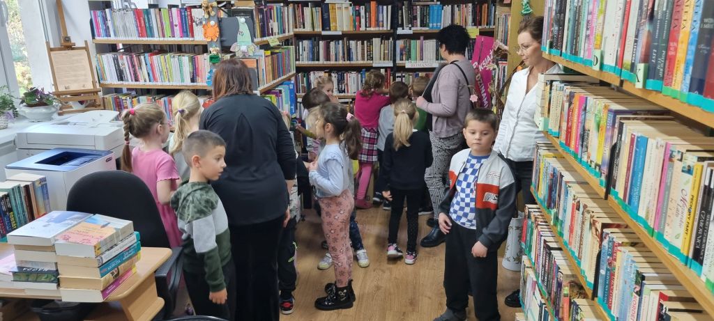 Przedszkolaki w bibliotece. Zdjęcie jest odnośnikiem do wpisu 