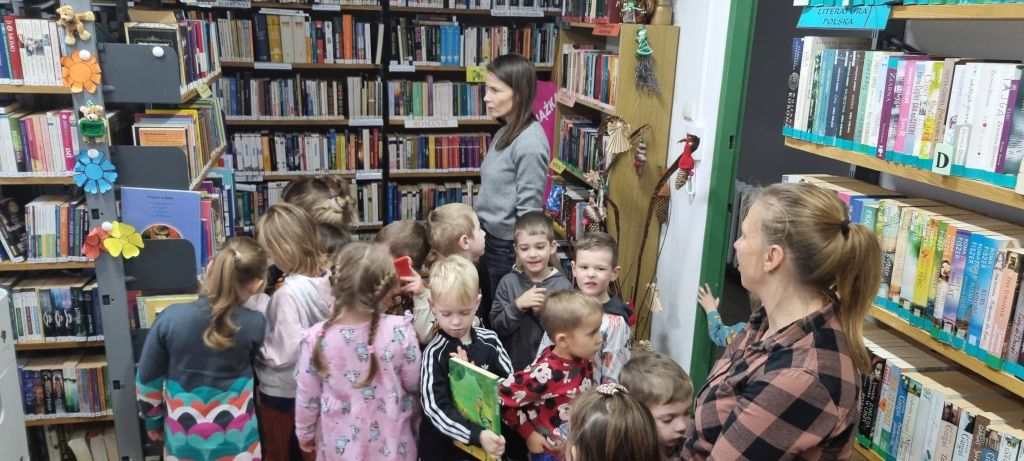 Spotkanie przedszkolaków w bibliotece.