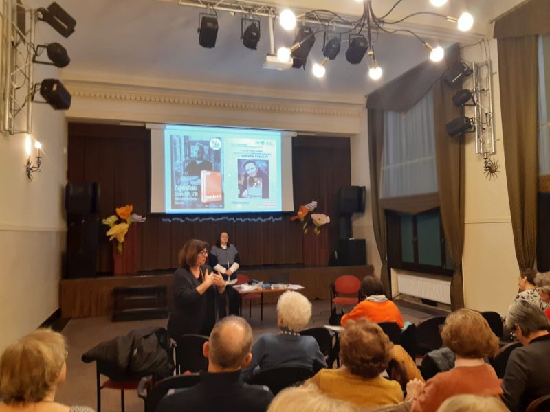 Prezentacja działań Biblioteki na spotkaniu Transgranicznego Uniwersytetu Trzeciego Wieku. Zdjęcie jest odnośnikiem do wpisu "O DKK na spotkaniu TUTW".
