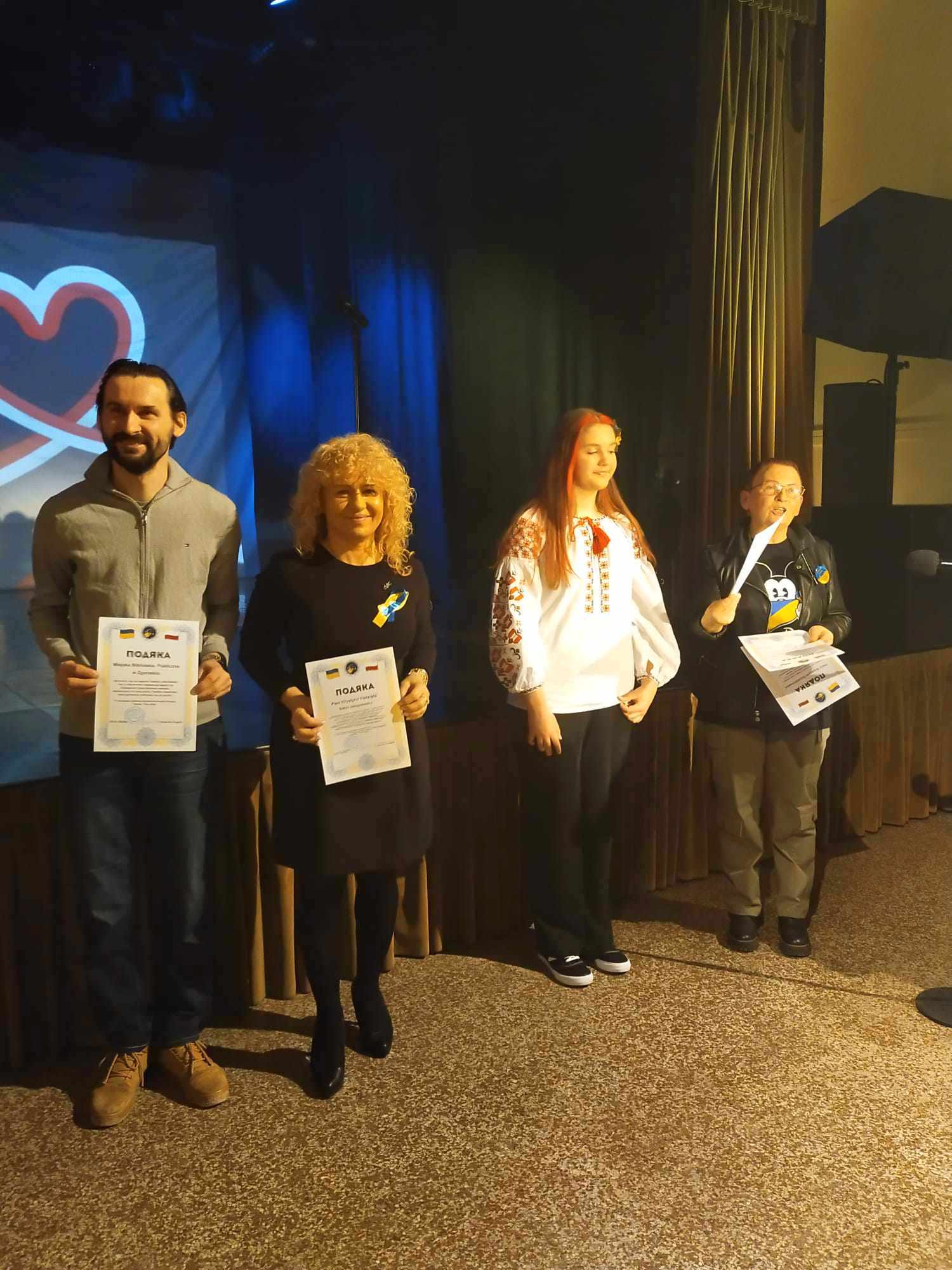 W sali widowiskowej Miejskiego Domu Kultury, przedstawiciele Miejskiej Biblioteki Publicznej w Zgorzelcu (Dyrekcja Krystyna Radzięta i Aleksander Dral) odebrali podziękowanie za pomoc Ukrainie.