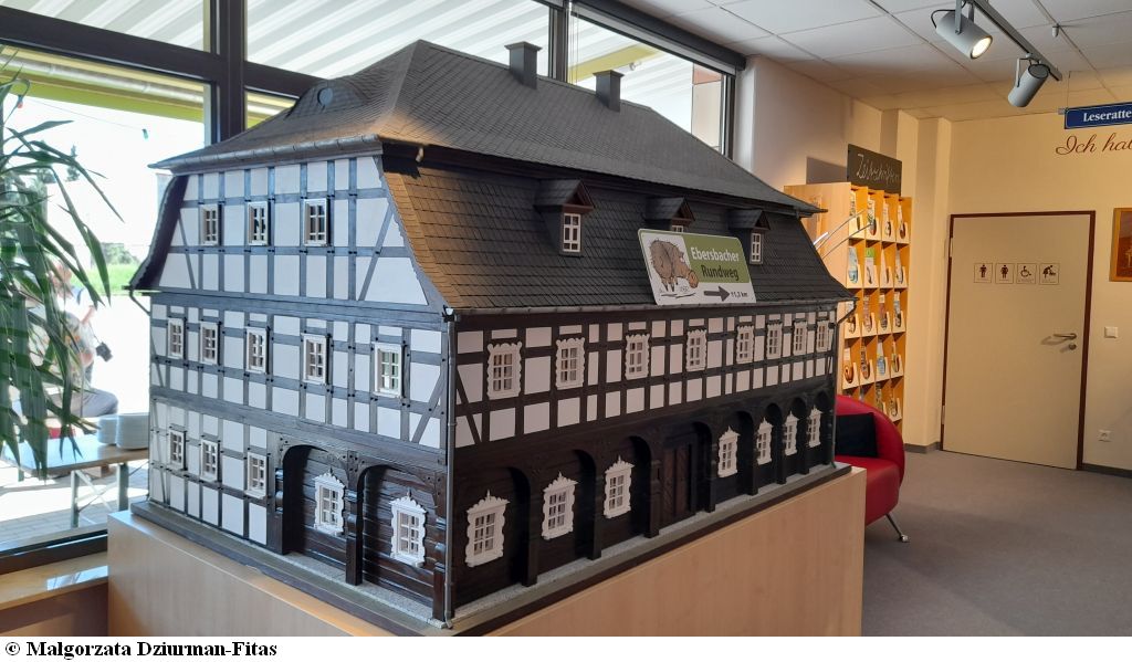 Wnętrze biblioteki w Ebersbach-Neugesdorf. Model domu przysłupowego.