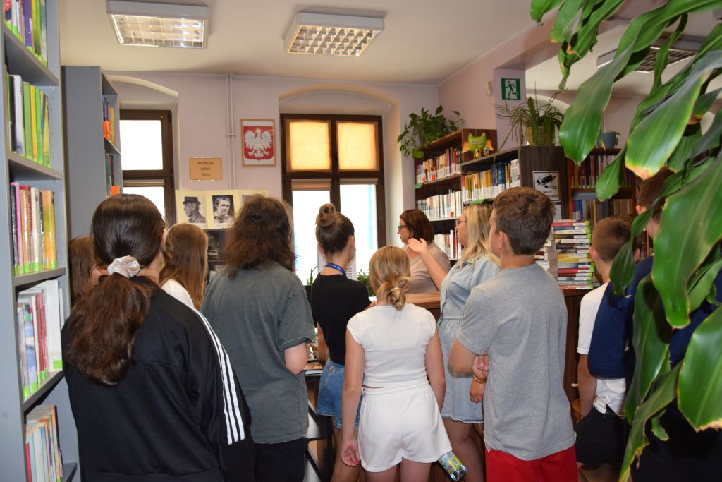 Uczniowie Szkoły Podstawowej nr 5 im. Marii Skłodowskiej-Curie w Zgorzelcu zwiedzają Wypożyczalnię.