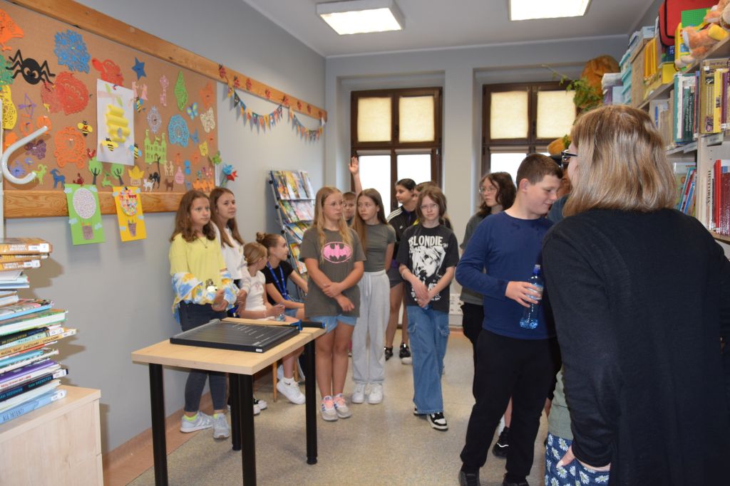 Uczniowie Szkoły Podstawowej nr 5 im. Marii Skłodowskiej-Curie w Zgorzelcu zwiedzają Oddział dla Dzieci i Młodzieży.