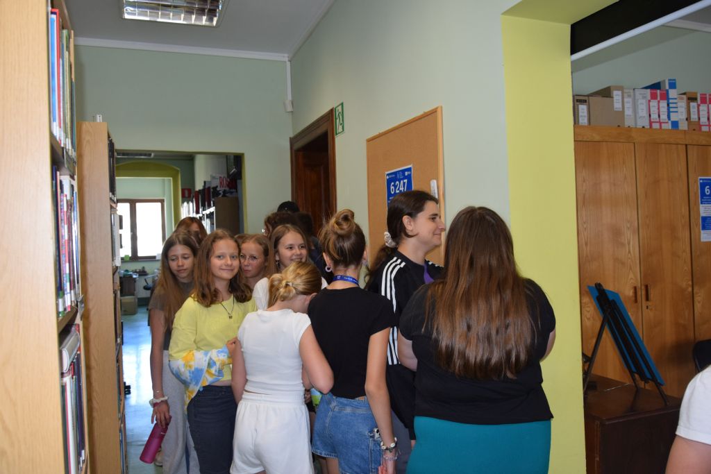 Uczniowie Szkoły Podstawowej nr 5 im. Marii Skłodowskiej-Curie w Zgorzelcu zwiedzają Czytelnię.