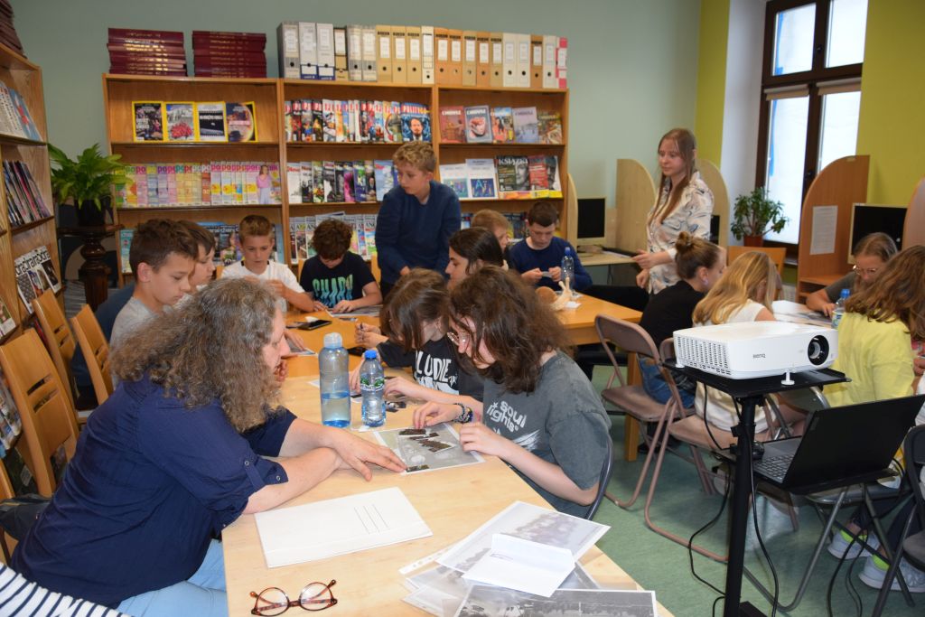Lekcja biblioteczna o zbiorach regionalnych dla uczniów Szkoły Podstawowej nr 5 im. Marii Skłodowskiej-Curie w Zgorzelcu. Uczniowie układają puzzle.