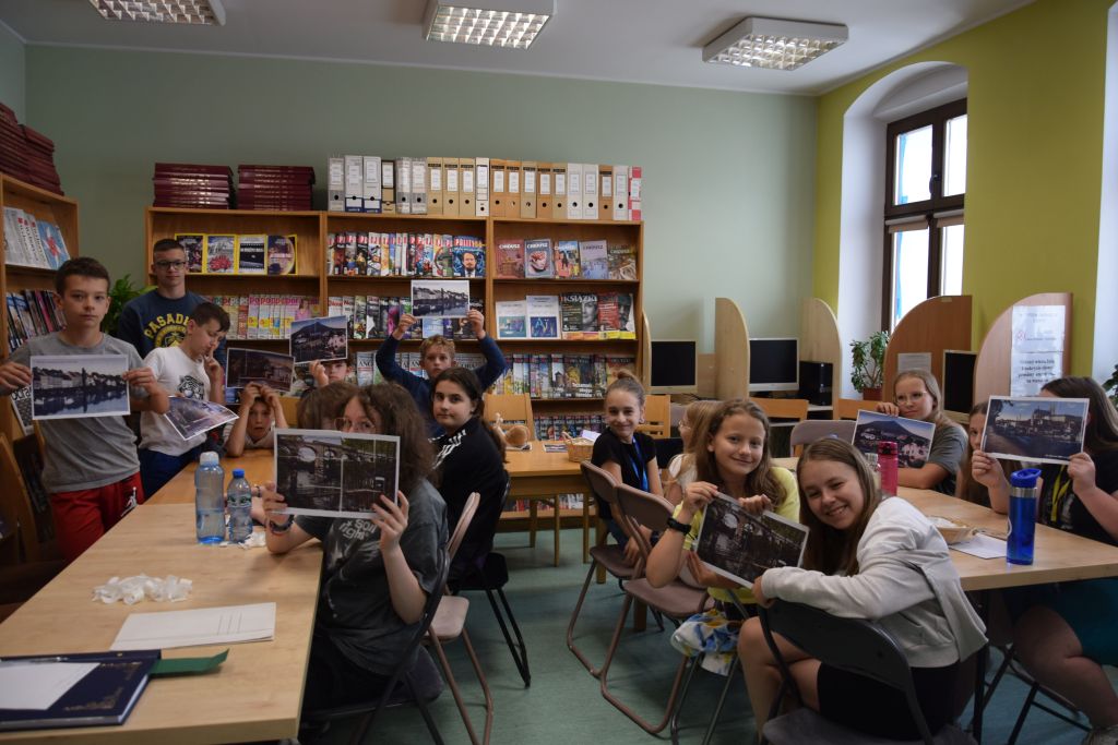 Lekcja biblioteczna o zbiorach regionalnych dla uczniów Szkoły Podstawowej nr 5 im. Marii Skłodowskiej-Curie w Zgorzelcu. Zdjęcie jest odnośnikiem do wpisu 