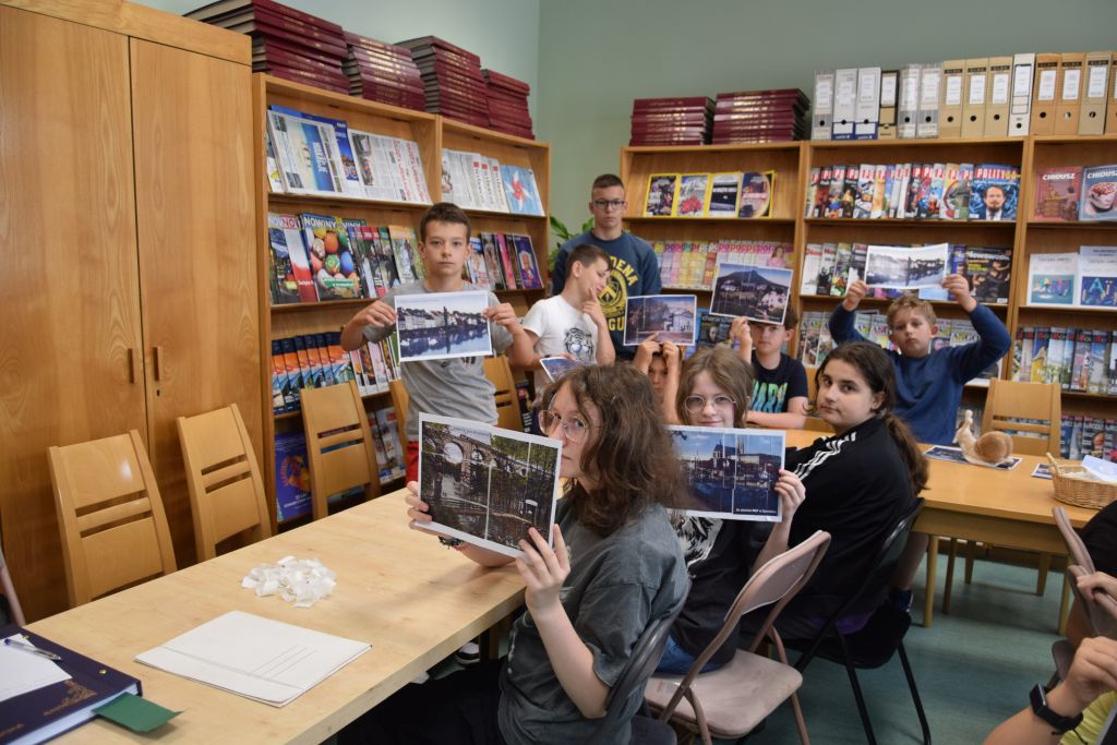Lekcja biblioteczna o zbiorach regionalnych dla uczniów Szkoły Podstawowej nr 5 im. Marii Skłodowskiej-Curie w Zgorzelcu. Uczniowie prezentują swoje prace.