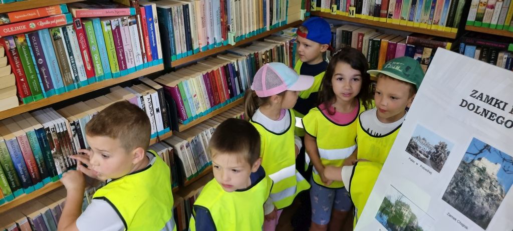 Przedszkolaki zwiedzają bibliotekę.