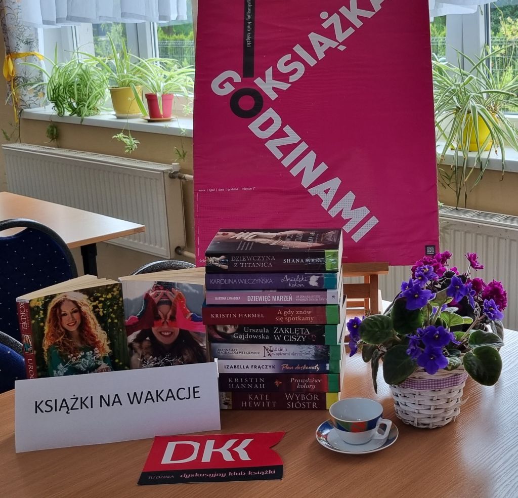 Wystawa książek na spotkaniu DKK "Aktywny Senior" w Zgorzelcu. Zdjęcie jest odnośnikiem do wpisu "Ostatnie przed wakacjami spotkanie DKK".