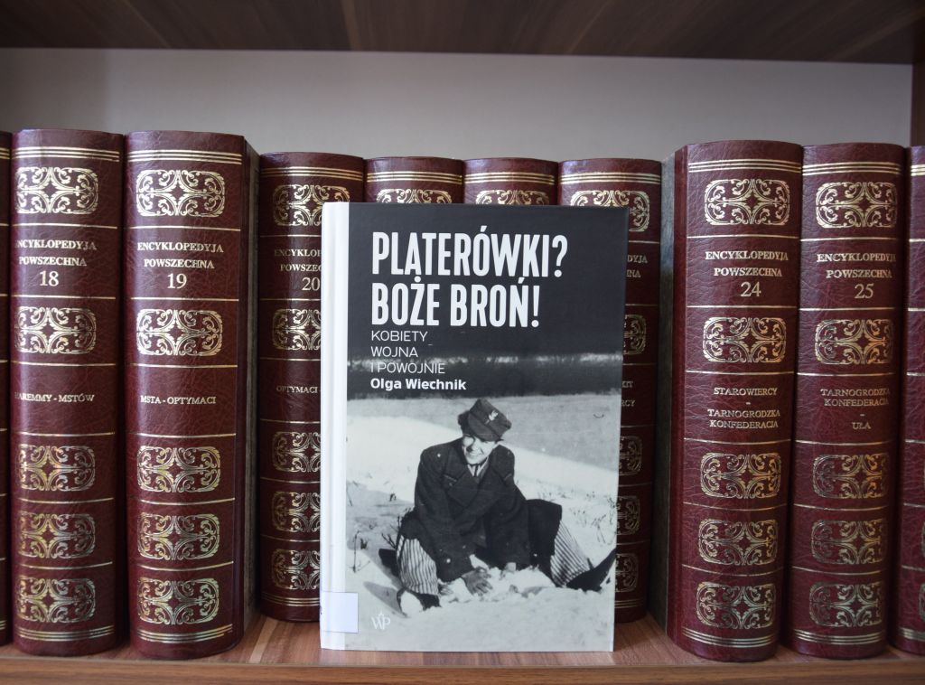 Okładka książki „Platerówki? Boże broń! Kobiety, wojna i powojnie” Olgi Wiechnik (Wydawnictwo Poznańskie, 2023). Zdjęcie jest odnośnikiem do wpisu o książce.