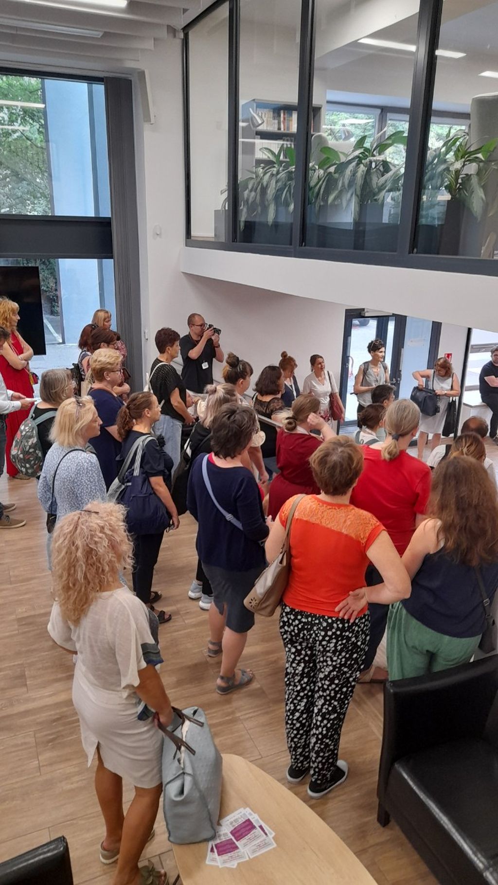 Bibliotekarze i bibliotekarki zwiedzają Wojewódzką Bibliotekę Publiczną i Centrum Animacji Kultury w Poznaniu.