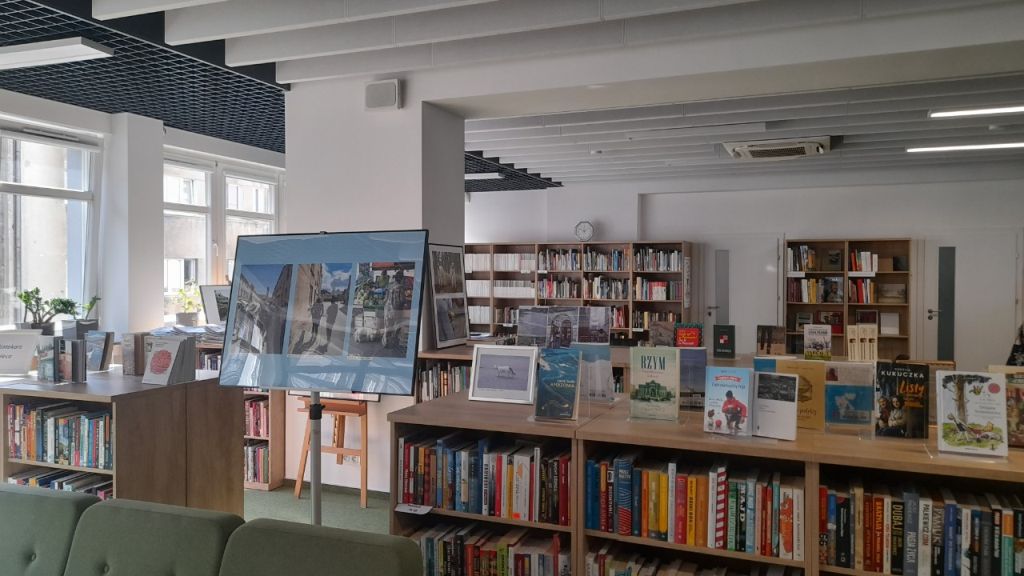 Wnętrze Wojewódzkiej Biblioteki Publicznej i Centrum Animacji Kultury w Poznaniu.