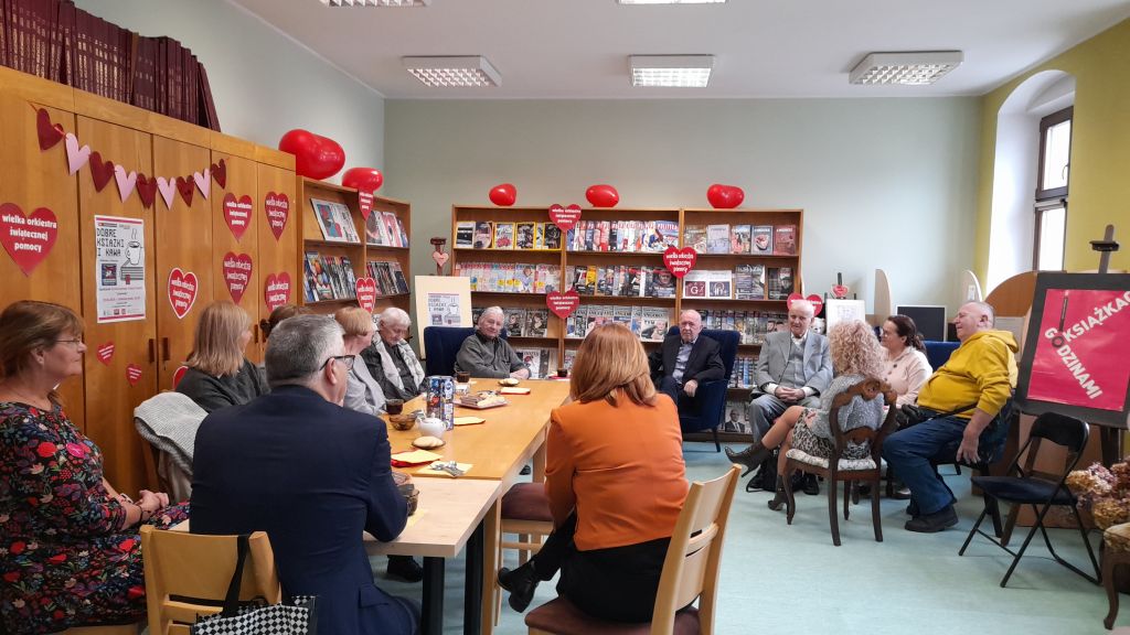 Biblioteka z Orkiestrą - Spotkanie Dyskusyjnego Klubu Książki "Literiada" w Czytelni MBP z okazji 33. Finału WOŚP. Zdjęcie jest odnośnikiem do wpisu: Biblioteka z Orkiestrą - Spotkanie DKK "Literiada".