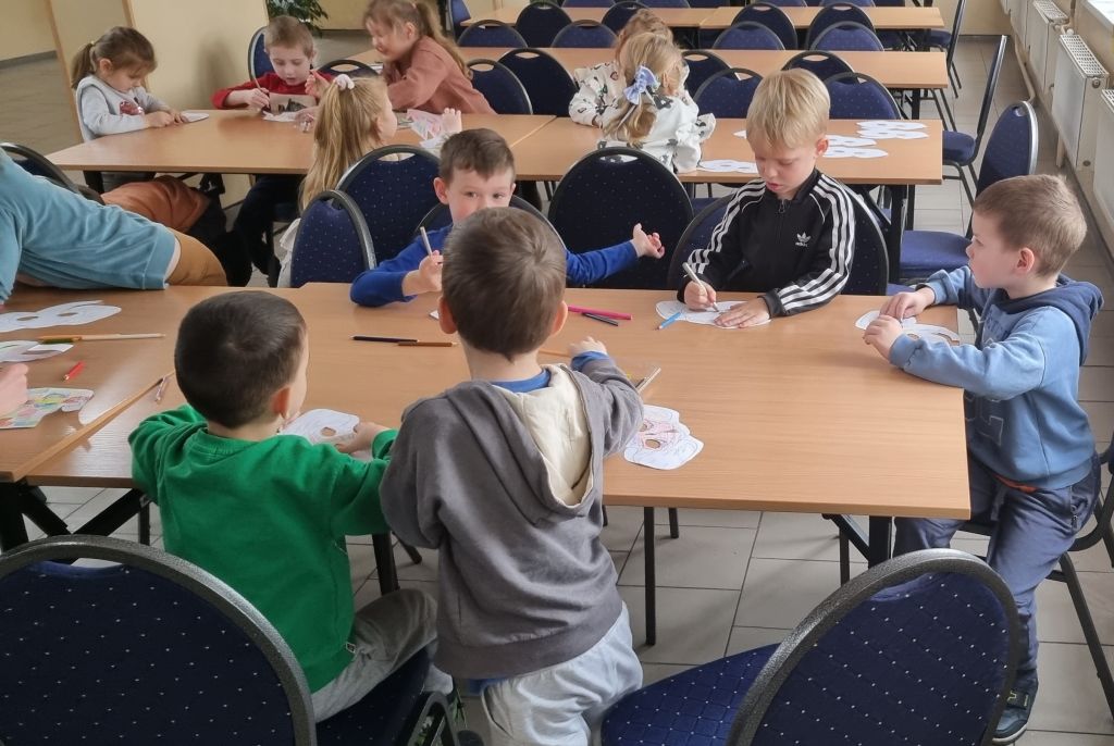 Zajęcia plastyczne podczas spotkania w bibliotece.