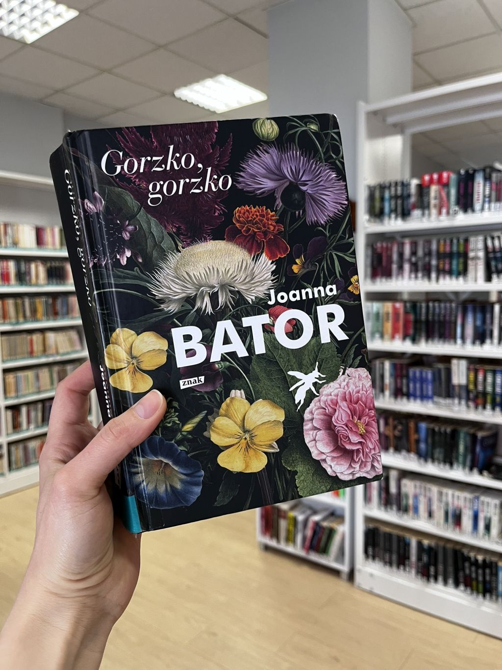 Okładka powieści "Gorzko, gorzko" Joanny Bator w zbiorach Filii nr 2. Zdjęcie jest odnośnikiem do wpisu "Podsumowanie Dni Literatury nad Nysą".