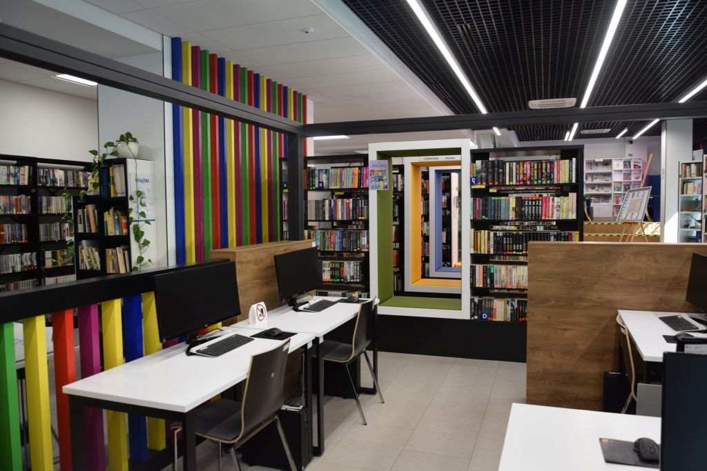 Wnętrze Miejskiej Biblioteki Publicznej - Centrum Wiedzy w Bolesławcu.