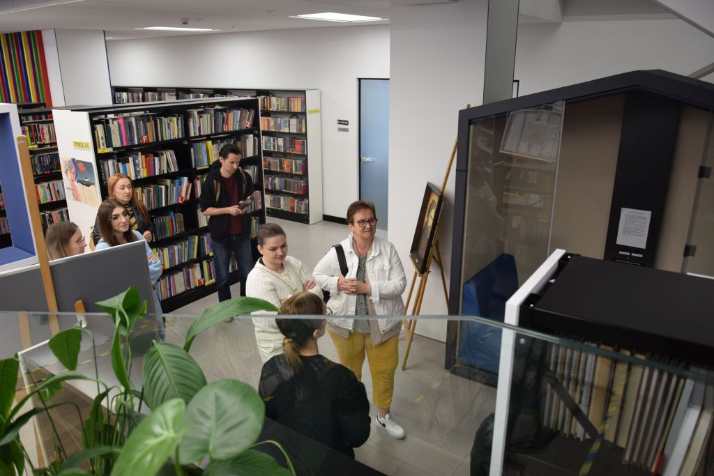 Zwiedzanie Miejskiej Biblioteki Publicznej - Centrum Wiedzy w Bolesławcu.