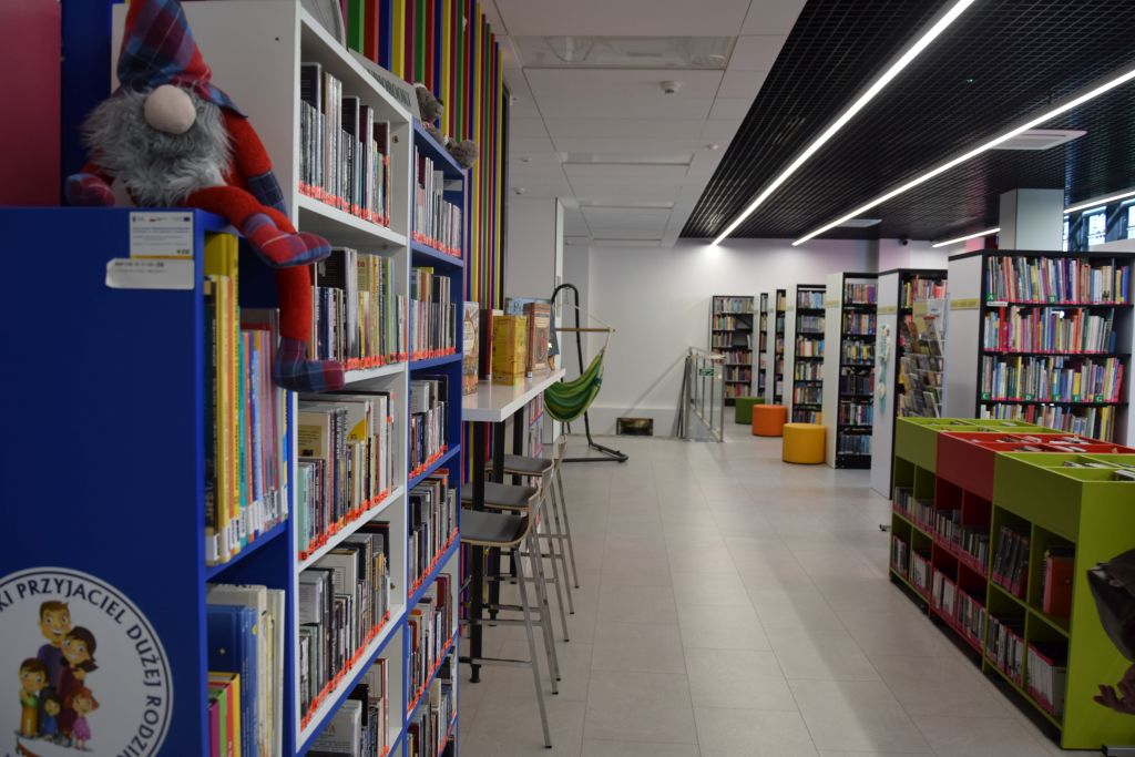 Wnętrze Miejskiej Biblioteki Publicznej - Centrum Wiedzy w Bolesławcu.