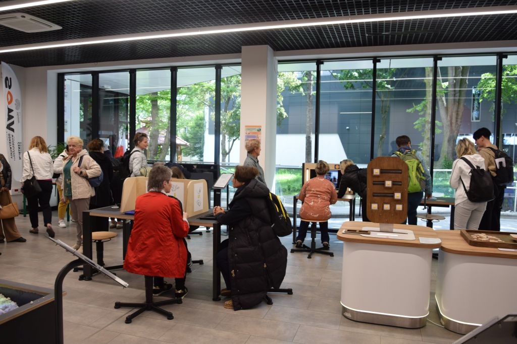 Zwiedzanie Miejskiej Biblioteki Publicznej - Centrum Wiedzy w Bolesławcu.