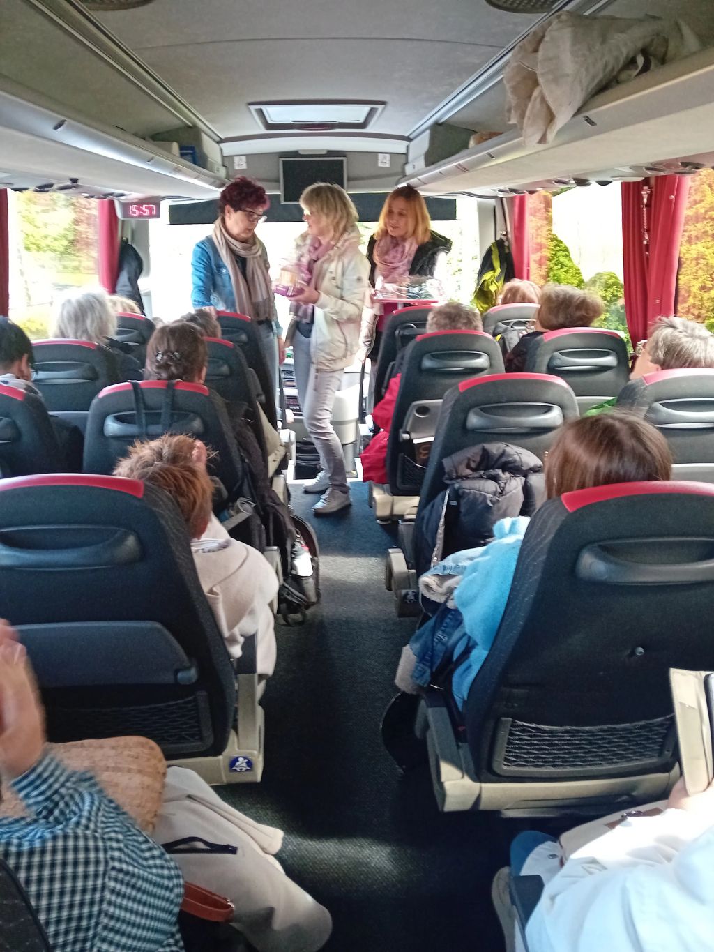 Uczestnicy wyjazdu edukacyjno-szkoleniowego w autobusie.