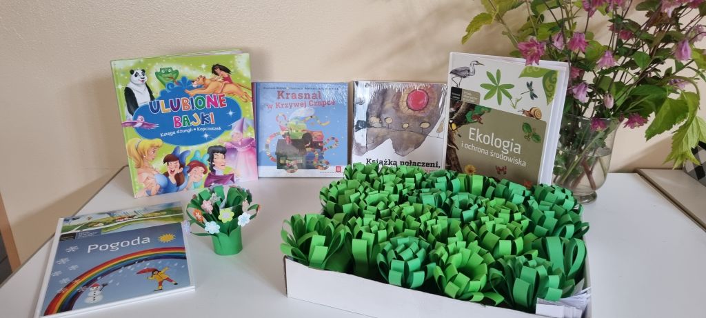 Wystawa książek podczas spotkania z dziećmi w bibliotece.