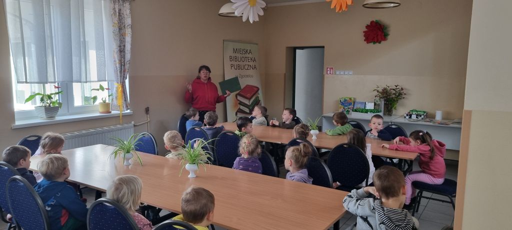 Bibliotekarka czyta bajkę podczas spotkania z przedszkolakami.