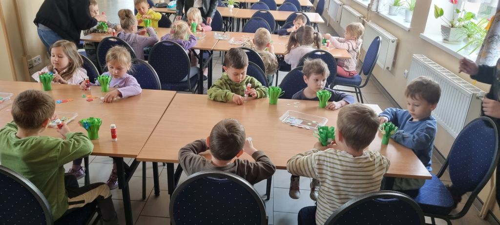 Zajęcia plastyczne w bibliotece z czterolatkami.