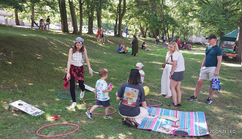 Na skwerze przed Miejskim Domem Kultury w Zgorzelcu dzieci się bawią 
