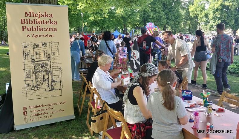 Na skwerze przed Miejskim Domem Kultury w Zgorzelcu Miejska Biblioteka Publiczna prowadzi warsztaty plastyczne