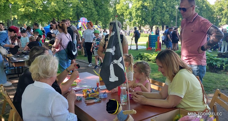 Na skwerze przed Miejskim Domem Kultury w Zgorzelcu Miejska Biblioteka Publiczna prowadzi warsztaty plastyczne