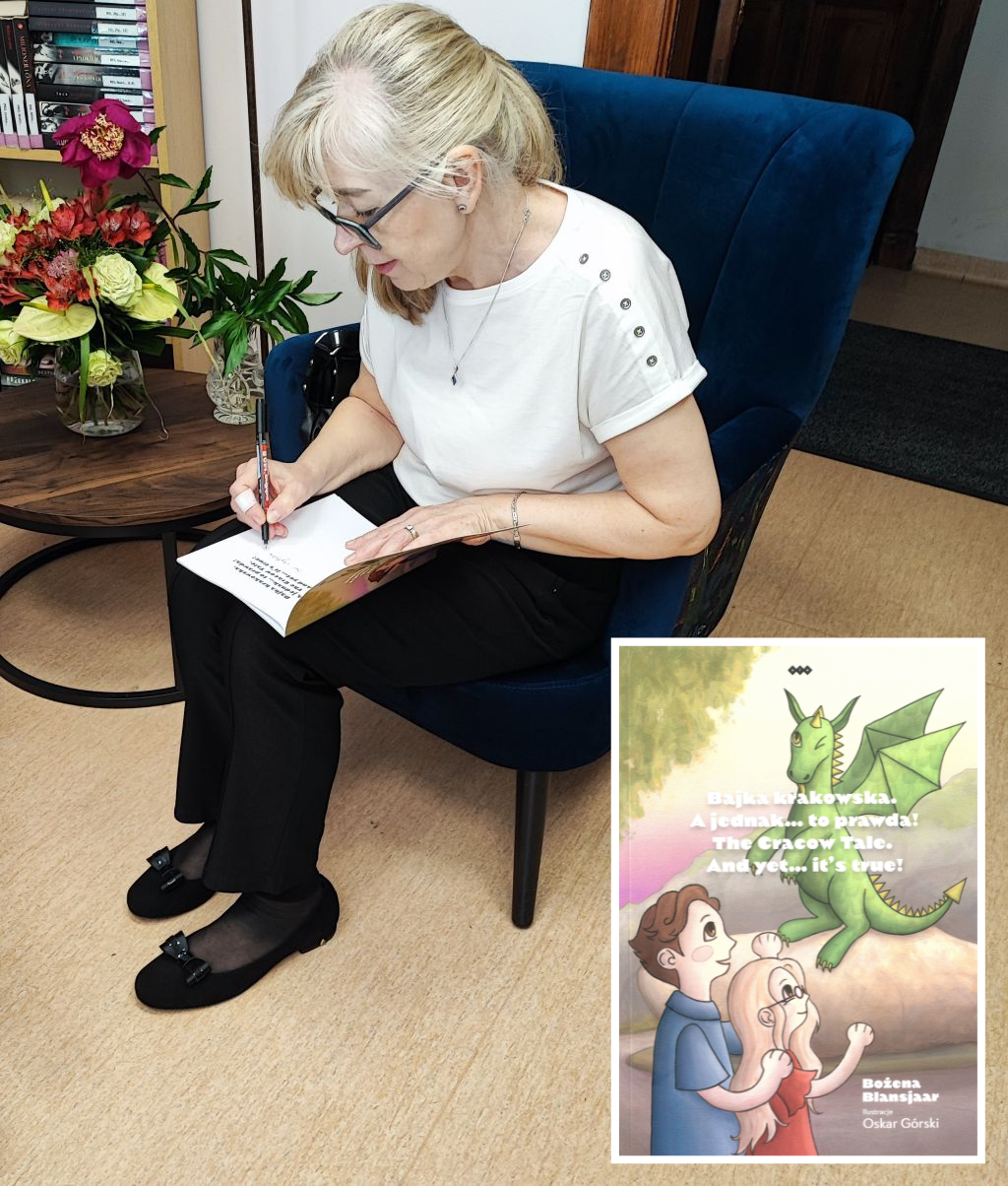 Pani Bożena Blansjaar podpisuje książkę. W prawym dolnym rogu okładka książki.