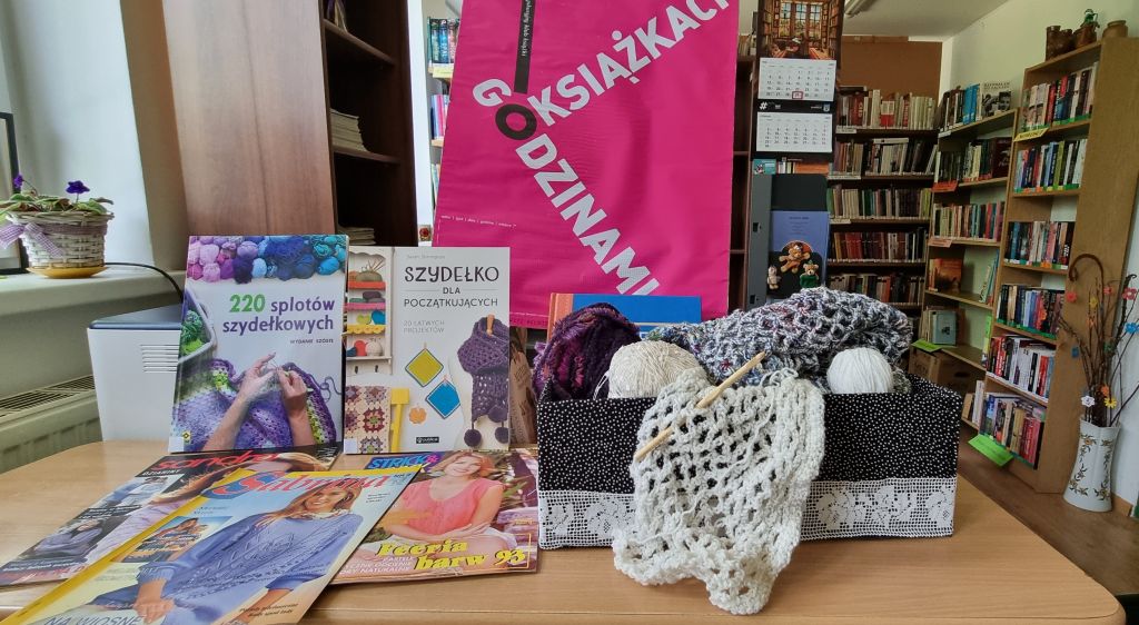Wystawa książek i prac podczas spotkania klubowiczek Dyskusyjnego Klubu Książki "Aktywny Senior" w Zgorzelcu. Zdjęcie jest odnośnikiem do wpisu o spotkaniu.