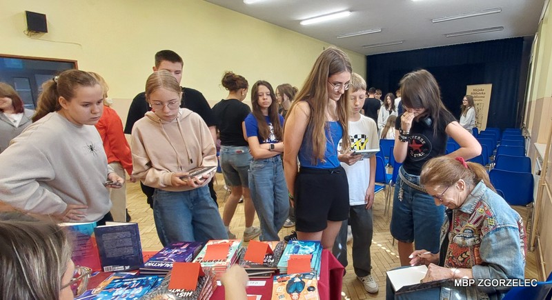 Katarzyna Ryrych podpisuje książki i rozmawia z uczestnikami spotkania autorskiego