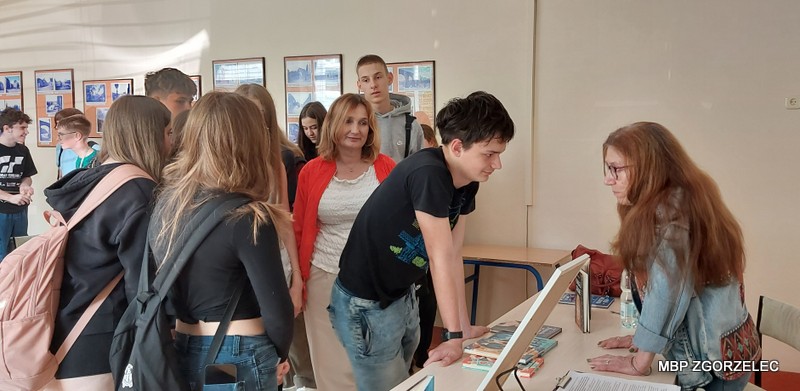 Katarzyna Ryrych podpisuje książki i rozmawia z uczestnikami spotkania autorskiego