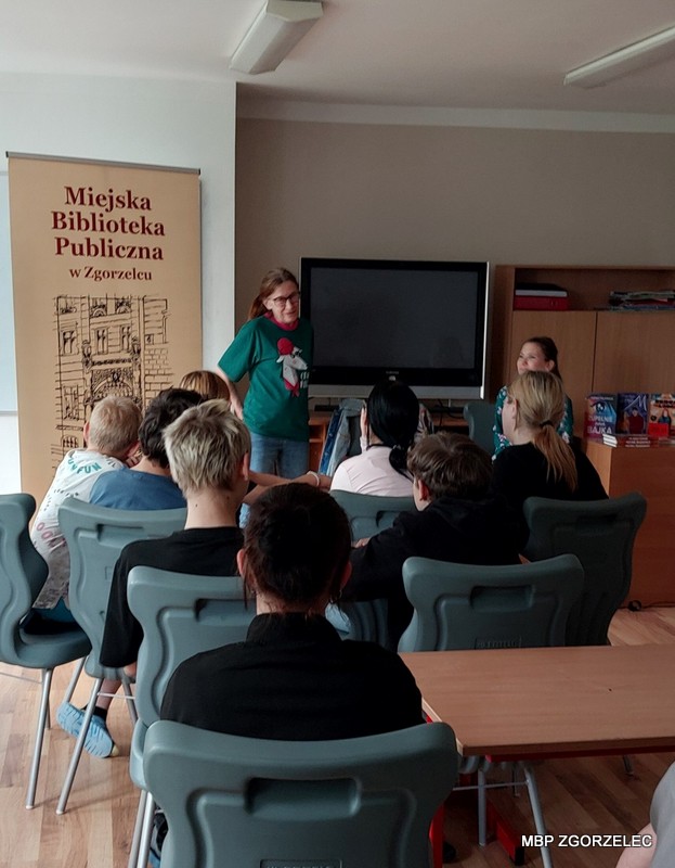 Autorka podczas spotkania opowiada o swoich książkach i odpowiada na pytania młodzieży
